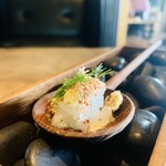 RESTAURANT UOZEN - 【アミューズ】
                        ① ヤリイカ、蕪のピュレ、熊ハツジャーキーのパウダー掛け、パクチーの花のせ