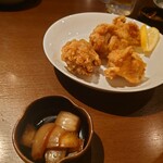 笑安記 - 料理写真:お通しの手前の玉ねぎの漬け物？ピクルス風もシャキシャキで美味しかったです