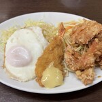 洋食マルヤ - 目玉焼き、エビフライ、唐揚げ