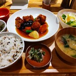 Obon de Gohan Razona Kawasaki Puraza Ten - 根菜と鶏肉の黒酢ソース