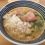 Nihonbashi Kaisen-don Tsujihan Maebashi Ten - ある程度食べたあと、追加ライスと鯛だしとブリさしを投入した状態