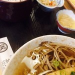 そば処 甚兵衛 - きつねに天かすが入ってる蕎麦定食