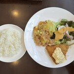 Bonin Island Chef - 本日の日替わりランチ 1210円 ※この日は「豚肉と大西キャベツの香味炒め」と「アジフライ タルタルソース」。スープ、サラダ付き。
                        2024年5月15日