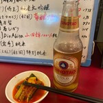 異味香 - 青島ビールとお通しのカクテキ