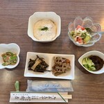 Chitoseya - ☆レンコンのきんぴら　わらびの煮物　和物　　　　もずくときゅうりの酢の物　アボカドとトマトのサラダ　マグロの山かけ