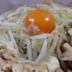 麺処 マゼル - 卵黄の下にはデフォ量のヤサイ。アブラは天地返ししてから現れました。