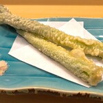 Sushi Waka - 期間限定で、新潟県新発田市直送のアスパラを使って
                      「アスパラ天」販売中です。
                      赤穂かんすい塩と、アミエビを煎って粉にしたものを合わせた「エビ塩」につけて味わって頂きます。
                      太くて甘く瑞々しいアスパラ1本まるごと揚げています。
                      2本で1000円です。
                      