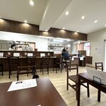 もつ煮込・ラーメン伊藤商店 - オシャレな店内