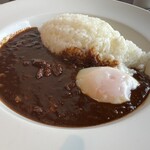 大涌谷 駅食堂 - 温泉たまごが入った大涌谷カレー。温泉たまごの白身の膜から黄身を露出させてから撮るべきだった