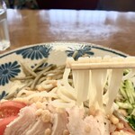 DELI &KITCHEN halo - 山陰では珍しい細麺。冷やしには丁度良い塩梅