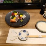 Sushi Sakaba Minato Suwakoenmae Ten - テーブルセットアップ状況
                        お通しは無いぞ
                        
                        ●刺身の盛り合わせ（2切れ7種）2,838円
                        白ご飯363円お味噌汁385円なので
                        これで定食をアラカルトで作ったら
                        3,586円の刺身定食になってしまうw