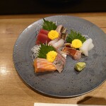 Sushi Sakaba Minato Suwakoenmae Ten - ◯刺身
                        大将さんに種類をお尋ねすると
                        
                        キハダマグロ、サワラの炙り、金目鯛の炙り、アオリイカ、アジ、サーモン
                        
                        と教えて頂けた