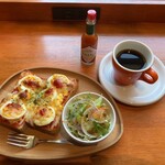 SLIM The Coffee Resort - メルトチーズエッグトーストモーニング。サラダが付いているのは嬉しい。コーヒーはブレンドコーヒーを淹れました。(おかわり自由)