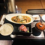 Uogashi Chubo Minatoya - 日替り　銀鮭とサワラの野菜たっぷり黒酢あんかけミニ刺身付き１０００円