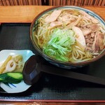 そば処吉亭 - 料理写真:肉うどん　お漬け物付き