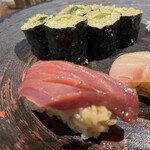 Bar & Sushi Kon to Haku - 紺セット
                        　小鉢　握りお任せ3貫、本日の巻き寿司