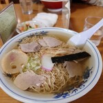 Marutake Shokudo - チャーシュー麺大盛り　アクセントになるお麩が欠かせません