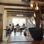 Restore cafe ariadone - おしゃれな雰囲気に、店内女子率は高め。