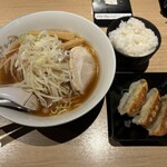 どさん子 - こってり醤油ラーメン　750円　餃子３個ご飯小　セット　250円　計1,000円