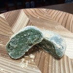 Dango Chaya Aramachi Nagafuji Honpo - 草餅（断面）