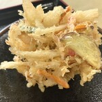 Hirohama Udon - 少し油感強め、
                      使用されている野菜が多いのが特徴。