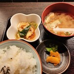 Hanshu - もっちり艶々のご飯に優しいお出汁が効いたみそ汁、小鉢は甘辛いお出汁がしみ込むちくわと青ネギの卵とじ