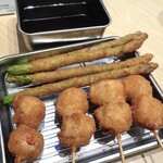 Niigata Kushikatsu Center - もちぶたトマト巻き串 ＆ アスパラ串