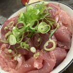 水口寿志亭 市場の食堂  - ワサビにネギ、丼タレをかける。