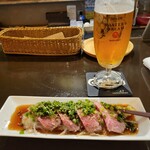 SportsCafeBar haruharu - 毎回食べる、お肉のタタキ。今日は1人なのでハーフにしてもらった。