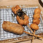 Niigata Kushikatsu Center - 国産和牛リブステーキ串（左）、新潟たれカツ串（中央）、新潟地鶏のにんにく串（右）