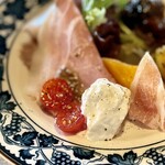 Trattoria Isetta - 自家製モッツァレラチーズ・生ハムメロン・自家製ロースハム・ズッキーニのリピエーノ・ナスのカポナータ