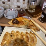 Gyoza no Tacchan Nakasu Kawabata Ten - 肉味噌を付けて頂きます♪