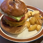 e-Burgers - イーバーガー。ポテトはメニューのと違うタイプでした