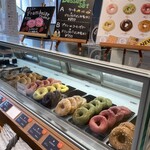 glin coffee Seibu Honkawagoe Pepe - ショーケースのドナーツ