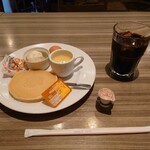 greengrill Kakamigahara Ten - とりあえず無料のモーニングサービスメニューから
                      
                      ●はちみつパンケーキモーニング　500円
                      （アイスコーヒー）
                      
                      を注文してみた
                      
                      ◯アイスコーヒー
                      苦みのドッシリ感があり、酸味爽やかな味わい