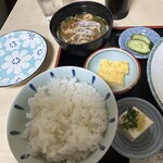 Iga Tomi - ご飯・みそ汁・小鉢。