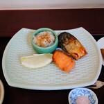 Nishi Shinjuku Eigetsu - 二種類の焼魚には、"鬼おろし"と"レモン"が添えられています。