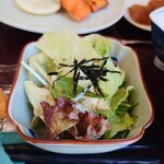 Nishi Shinjuku Eigetsu - 自家製のドレッシングも旨い、冷たくてシャキシャキの厳選野菜。