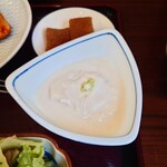 西新宿 えい月 - 豆腐湯葉掛け。このままで美味しい絶品です。