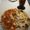 PIZZERIA & BAR LIONE - 下）ピッツア・ハーフ&ハーフ ナポリ風 1,850円　　　　　
                上）アイスコーヒー 500円