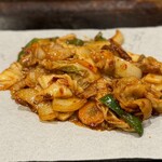 お好み焼き松ちゃん - 「豚キムチ」 コク旨のキムチにピーマン、玉ねぎ、ニンジンが入ることで野菜の甘みがグッと増すので、じらして焼くとなお深くなります