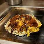 お好み焼き松ちゃん - ザクザクキャベツがむきだし、卵でおおわれた
一見 生野っぽいけど、もろ重ね焼きやった (º ﾛ º๑)