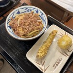 丸亀製麺 - 焼き立て肉ぶっかけに天ぷら２種（ロングウインナーと半熟玉子天）を添えたら1030円！