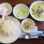 Bangkok - 鶏肉のグリーンカレーセット1000円　サラダ、スープまで、ミニタピオカミルク付き。