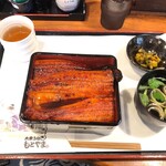 Taishu Unagi Motoyama Sagamihara Fujimi Ten - 特上・1400円（通常2800円）の蓋を取った図。