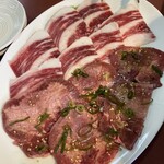 焼肉三文 - 料理写真:牛コーネ800円　　牛たん塩950円