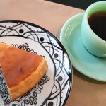 JADEITE COFFEE - ケーキとコーヒーを上にて。