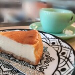 JADEITE COFFEE - チーズケーキ(￥500)、ブルボン(￥500)。朝からw