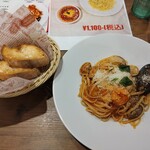 Strada - 海の幸のトマトソースパスタ（単品 1200円）、バケット2枚（150円）