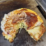 Okonomiyaki Teppanyaki Kinta Korien Ten - ごちそうミックス玉を鉄板の上で切り分けます♪